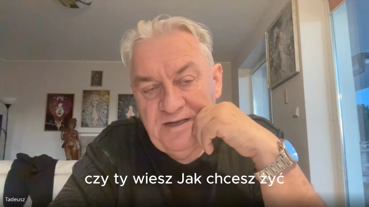 Tadeusz Zub podczas spotkania Treningu Metody Tadeusza. Na ekranie widoczny napis: czy ty wiesz, jak chcesz żyć